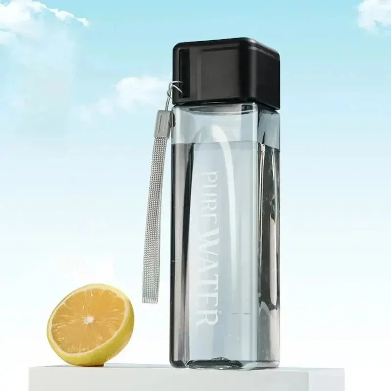 زجاجة مياه مربعة شفافة محمولة - زجاجة مشروبات رياضية بلاستيكية غير لامعة مع حزام حليب للاستخدام في الهواء الطلق