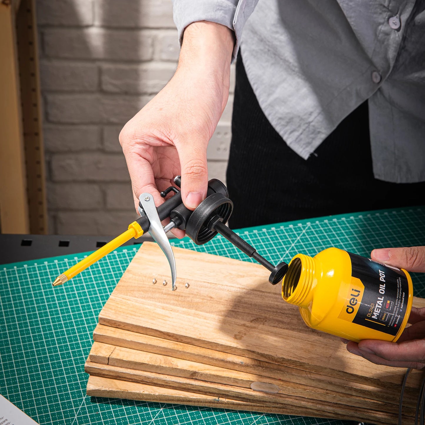 Deli Oil Can – Metal High Pressure Pump Grease Gun & Car Oil Pot for Lubrication and Repair Tools (180ml 220ml 300ml 450ml)