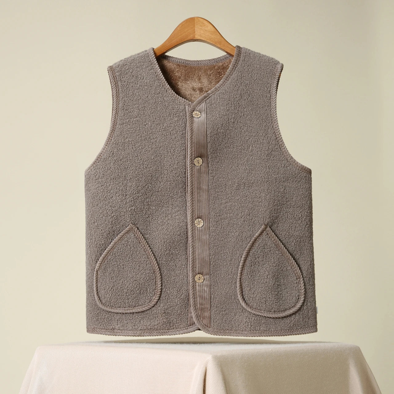 Winter Warm Fleece Vest for Mom Thickened Lamb Wool Waistcoat Plus Size Sleeveless Outerwear