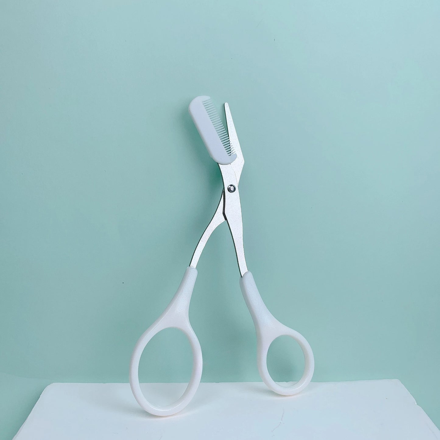 مقص تشذيب الحواجب باللون الوردي مع مشط مدمج - أداة تشذيب دقيقة من الفولاذ المقاوم للصدأ للحصول على حواجب مثالية