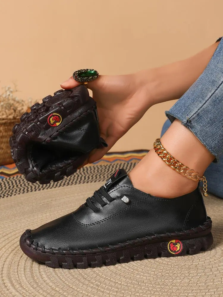 حذاء مسطح نسائي كاجوال مخيط يدويًا ٢٠٢٥ - مقاس كبير، مناسب للأمهات في الربيع والخريف | حذاء لوفر أبيض ناعم سهل الارتداء لراحة يومية