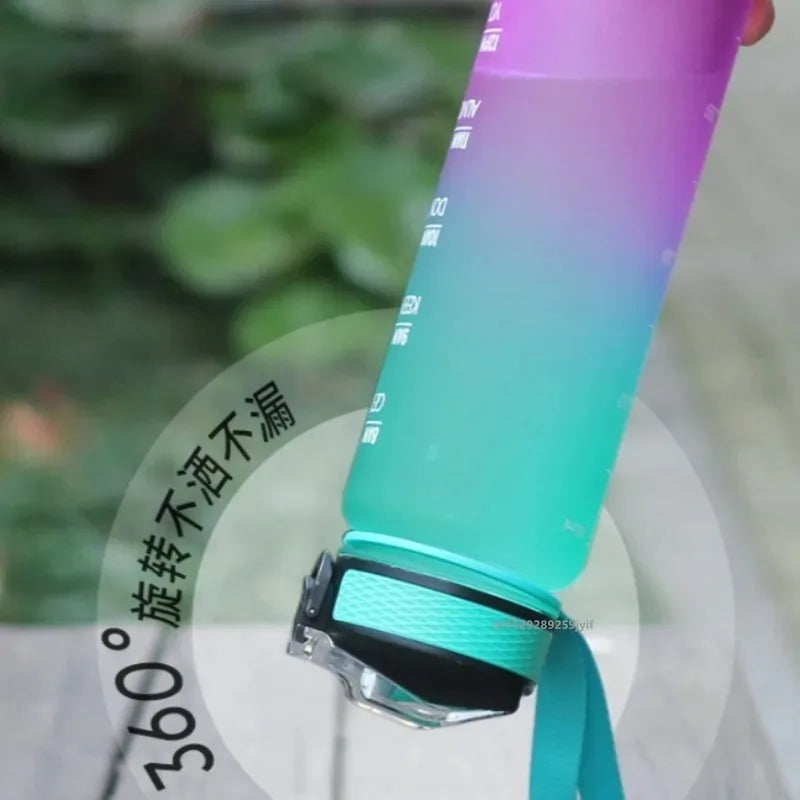 زجاجة مياه رياضية محمولة سعة لتر واحد - زجاجة مياه مانعة للتسرب للاستخدام في صالة الألعاب الرياضية والأنشطة الخارجية للسفر واللياقة البدنية وركوب الدراجات