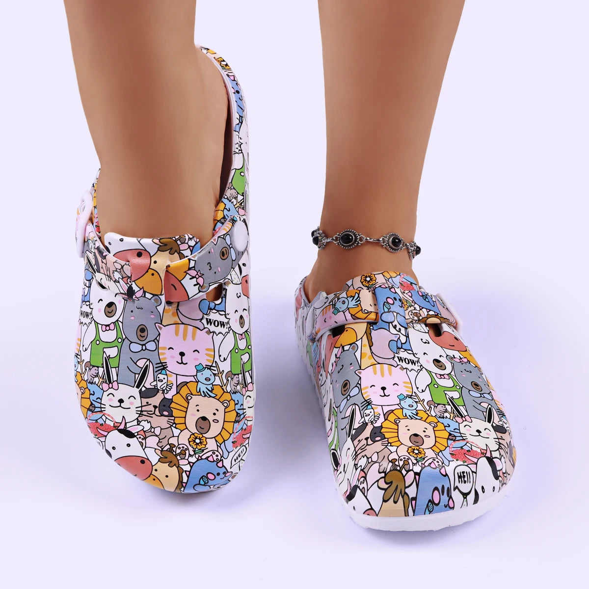 صنادل مسطحة أنيقة للنساء - قباقيب مريحة مع نعل داخلي ناعم وحزام قابل للتعديل