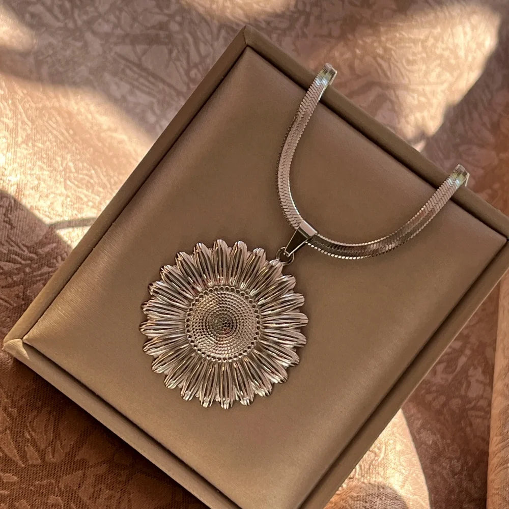 Stainless Steel Punk O-Shaped Pendant Necklace | Exaggerated Chunky Snake Blade Chain for Men & Women | Grunge Steampunk Jewelry