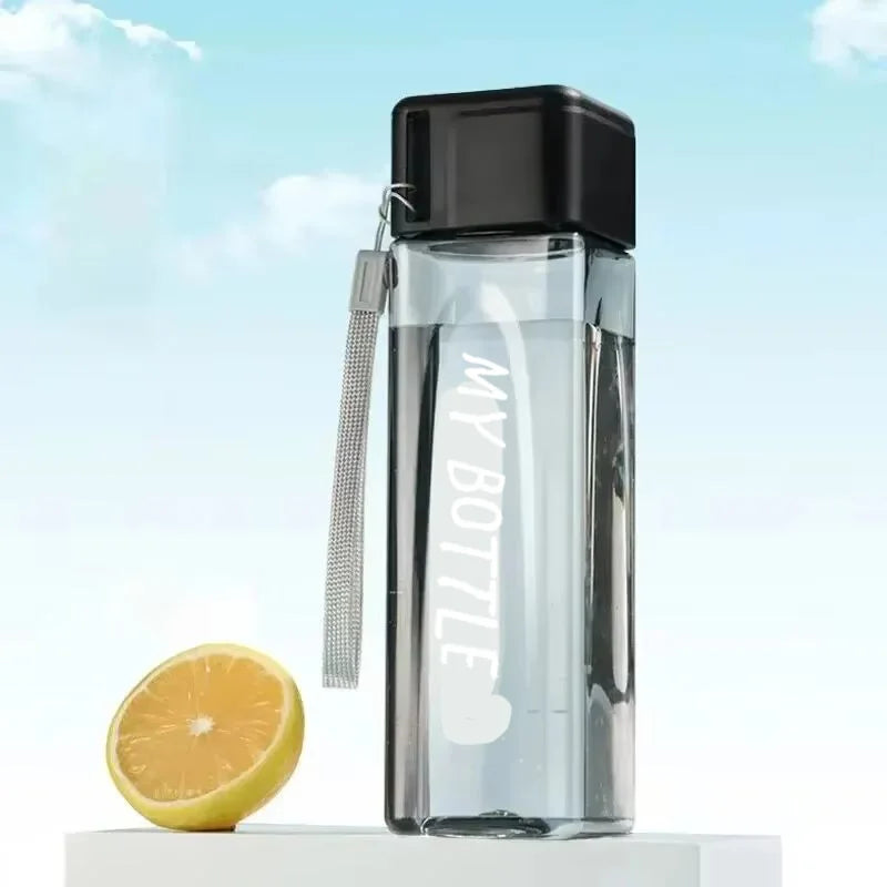 زجاجة مياه مربعة شفافة محمولة - زجاجة مشروبات رياضية بلاستيكية غير لامعة مع حزام حليب للاستخدام في الهواء الطلق