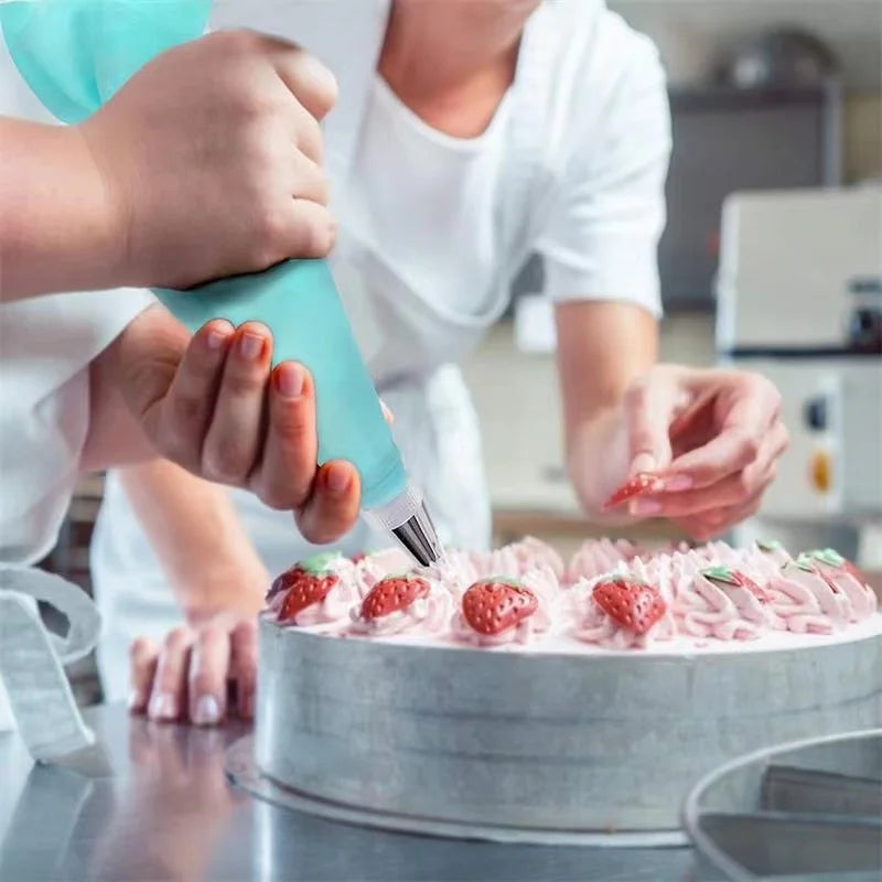 مجموعة أكياس ورؤوس تزيين الكيك المصنوعة من السيليكون - مجموعة تزيين الكيك القابلة لإعادة الاستخدام مع فوهات من الفولاذ المقاوم للصدأ