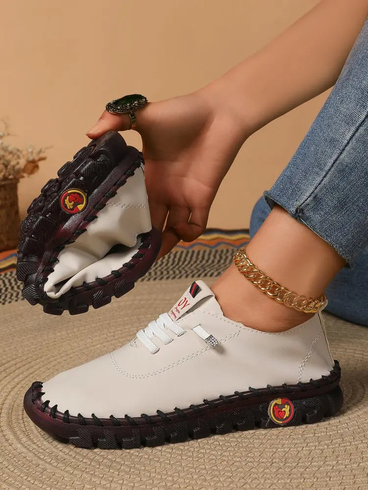 حذاء مسطح نسائي كاجوال مخيط يدويًا ٢٠٢٥ - مقاس كبير، مناسب للأمهات في الربيع والخريف | حذاء لوفر أبيض ناعم سهل الارتداء لراحة يومية